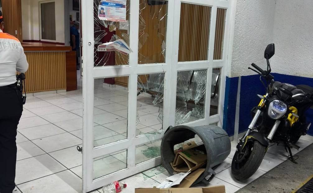 Las instalaciones de la Dirección de Seguridad Pública resultaron con daños tras la agresión cometida por los participantes. Foto Especial
