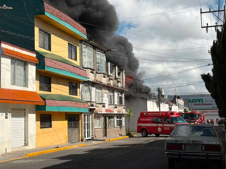 Se incendia bodega de desechos cerca de la Terminal de Toluca; evacuan a 250 personas