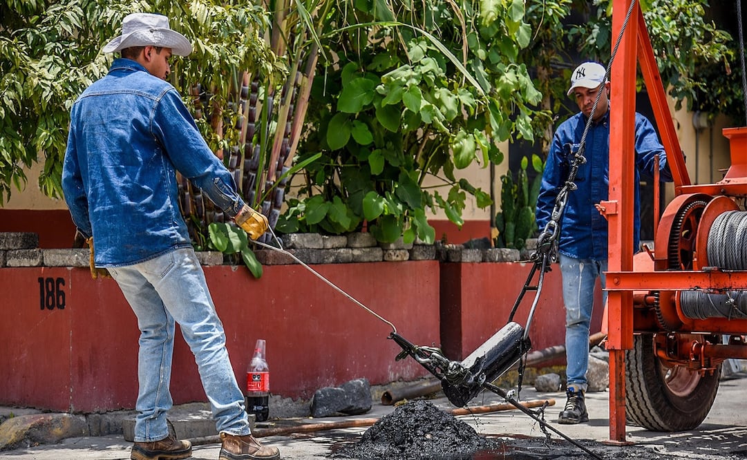 La Comisión del Agua del Estado de México (CAEM), retiró una obstrucción en la red municipal de drenaje en la colonia El Sol en Nezahualcóyotl. Foto: Especial