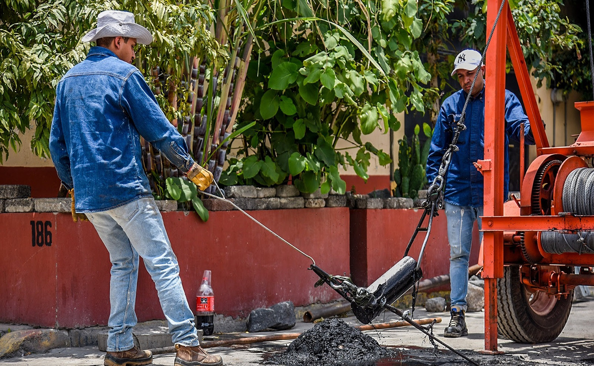 La Comisión del Agua del Estado de México (CAEM), retiró una obstrucción en la red municipal de drenaje en la colonia El Sol en Nezahualcóyotl. Foto: Especial