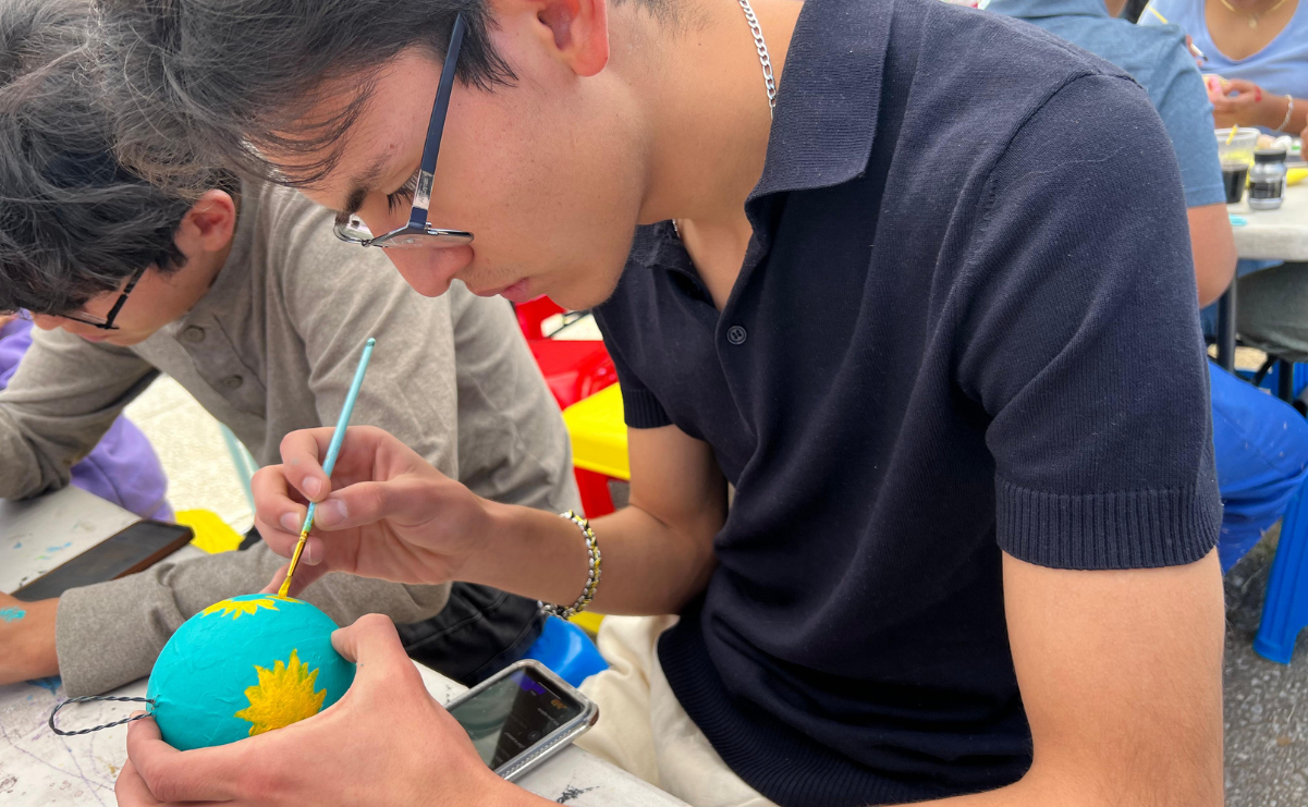 Joven participando en un taller de creación de piñatas en el Centro Cultural Mexiquense / Foto: Alejandra Santillán