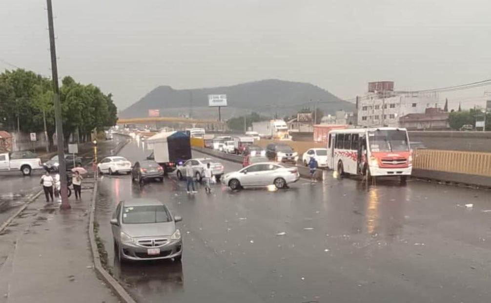 Carriles centrales y laterales de la autopista México-Puebla sufrieron severas anegaciones a la altura de Valle de Chalco. Foto Especial