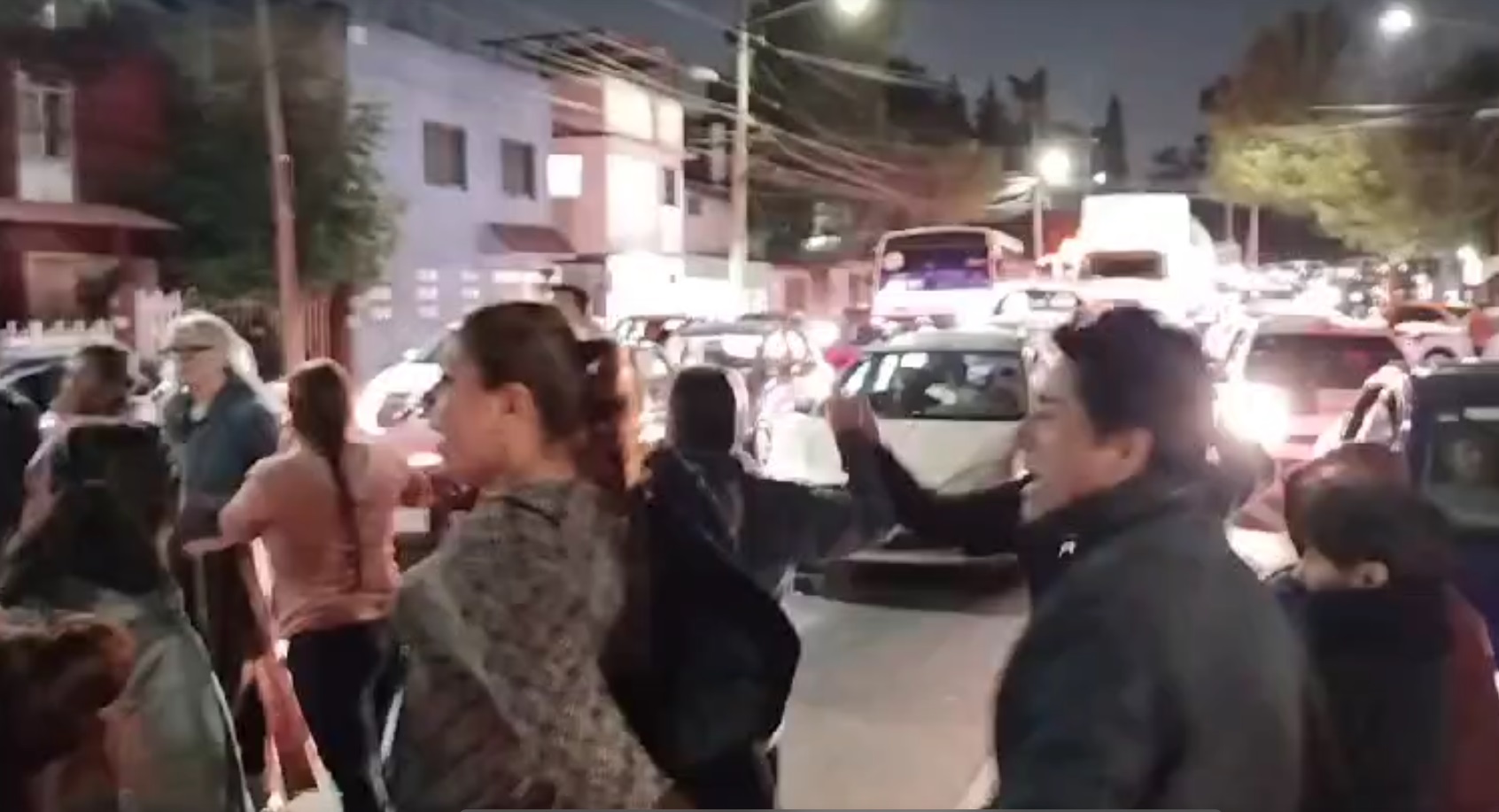 ¡Basta de agua sucia! Vecinos de Tlalne bloquean vía y exigen solución