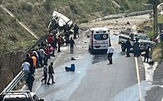 ¡Tráiler de doble remolque se despista en Tepetlaoxtoc! Chofer muere en el lugar tras impactar a un auto