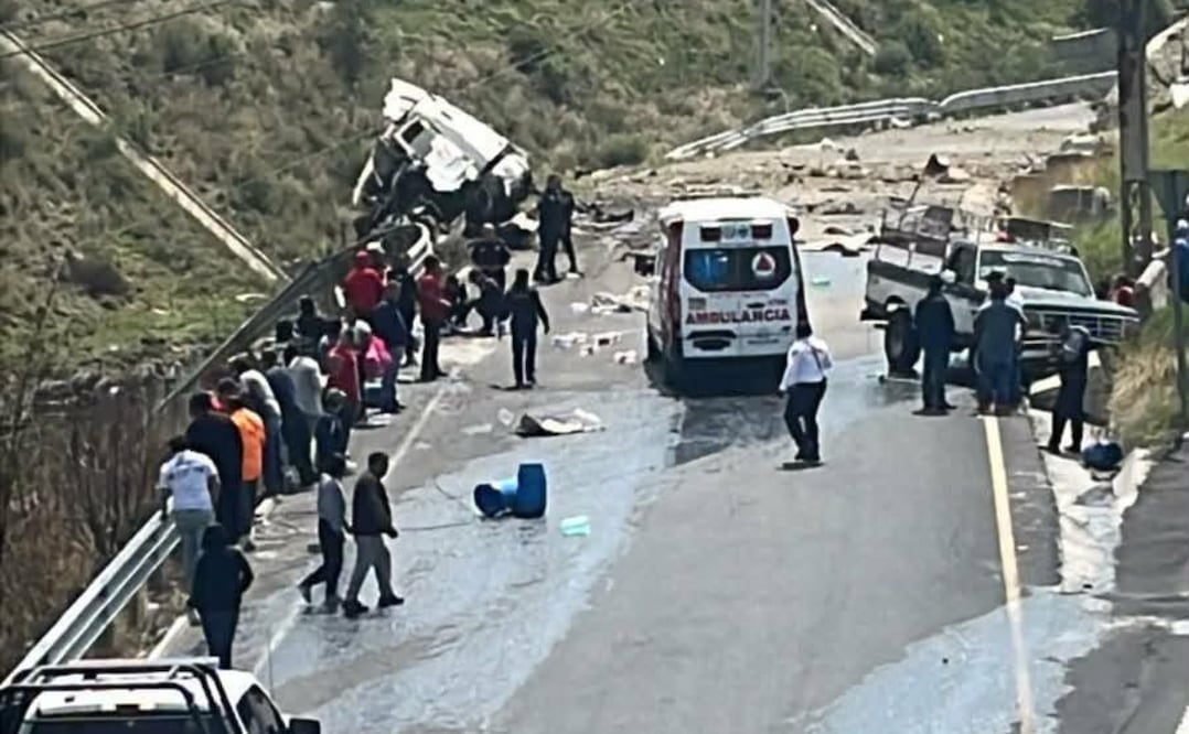 Cuerpos de emergencia y automovilistas auxiliaron a las víctimas en el kilómetro 33+500. Foto Especial