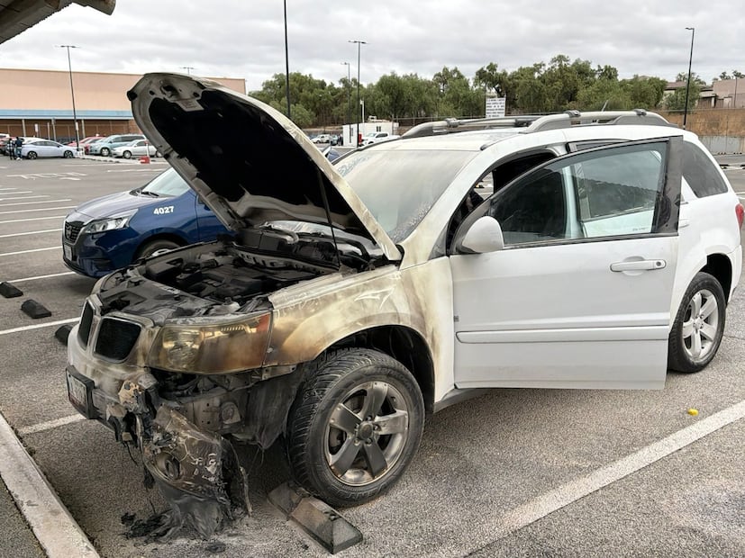 Restos de la camioneta Pontiac siniestrada en el estacionamiento de una tienda de autoservicio en Ojo de Agua. Foto Especial