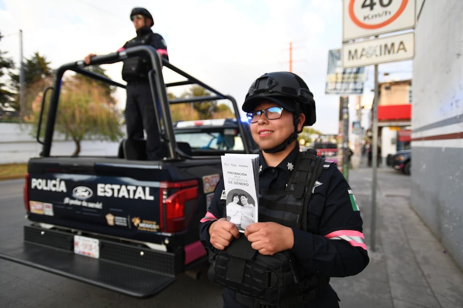Elementos de la Policía de Género realizan revisiones preventivas en paraderos para garantizar trayectos seguros para las usuarias. Foto Especial