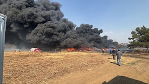 Neumáticos y pastizal generan densa columna de humo en la zona de volcanes