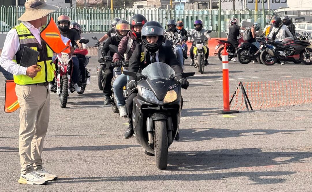 Un motociclista realiza la prueba teórico-práctica en uno de los módulos de certificación habilitados por la Semov. Foto Especial