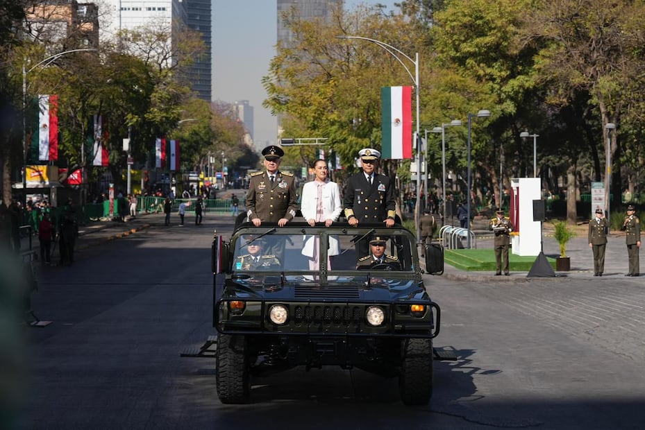 Cadetes del Heroico Colegio Militar realizaron la salva de fusilería y declamaron poesía épica frente a los representantes de los tres Poderes de la Unión. Foto Especial