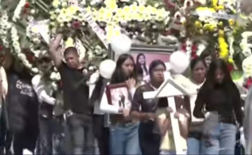 Familiares y habitantes de Santiago Otumba acompañaron el cortejo fúnebre de Jocelyn y Juan Carlos. Foto especial