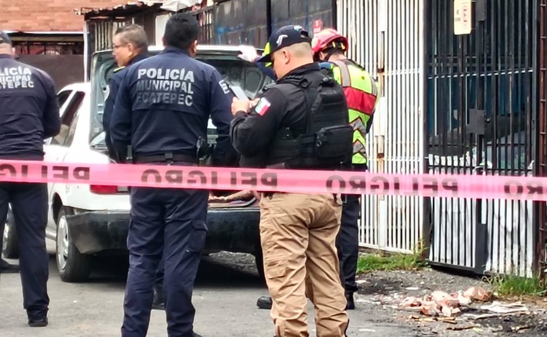 Autoridades acordonaron la zona donde fue localizado el automóvil con los dos cuerpos. Foto especial