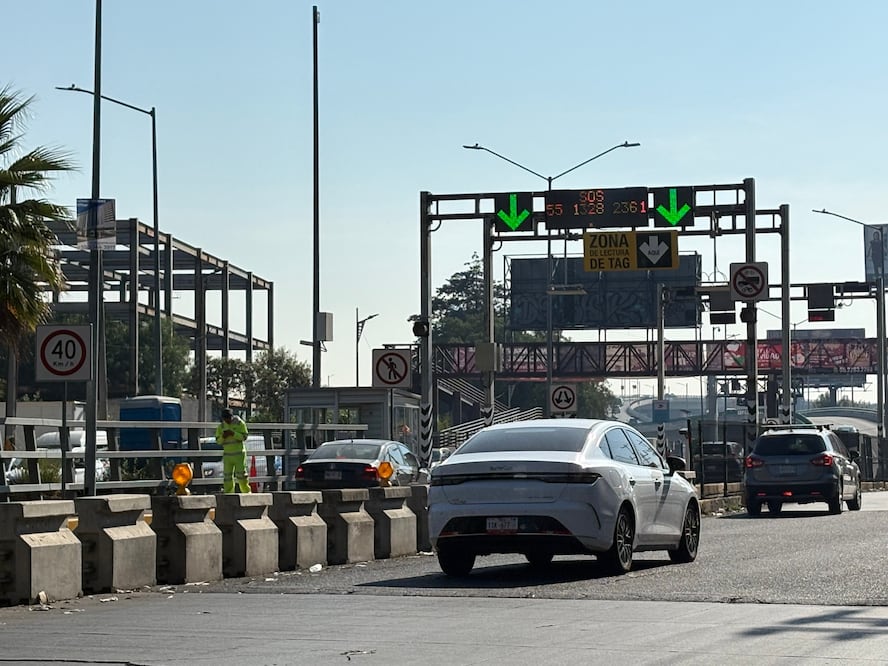 A pesar de los anuncios de seguridad, conductores siguen ingresando al Viaducto Elevado Bicentenario sin pagar el peaje, forzando y golpeando las plumas de acceso, como se documentó en Naucalpan. Foto Arturo Contreras / El Universal