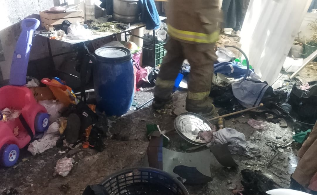 Unidades de Protección Civil y Bomberos de Tecámac durante las labores de inspección en la zona afectada. Foto Especial