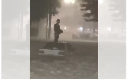 ¡A las azoteas de los autos! Vecinos de Huixquilucan quedan atrapados por inundaciones (VIDEOS)