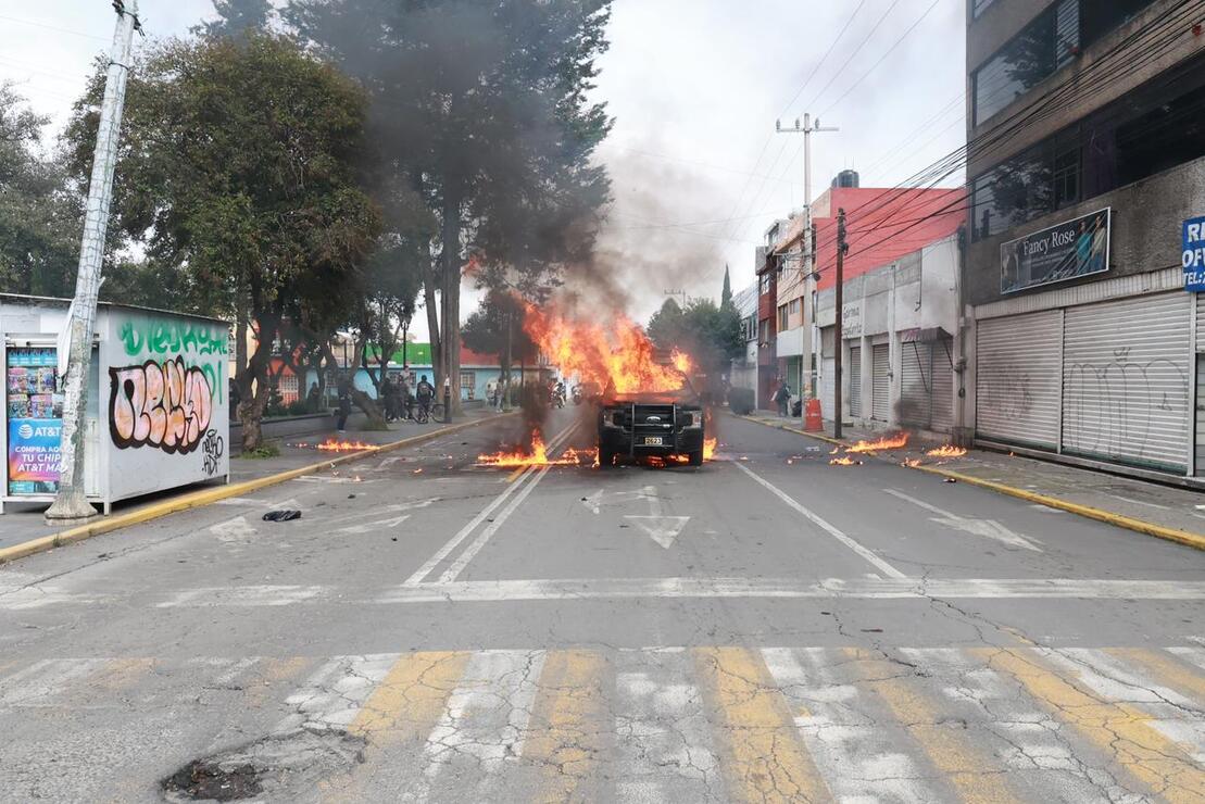 Durante la protesta para conmemorar el 2 de Octubre, manifestantes vandalizaron una patrulla del municipio de Toluca / Foto Alejandro Vargas EL UNIVERSAL