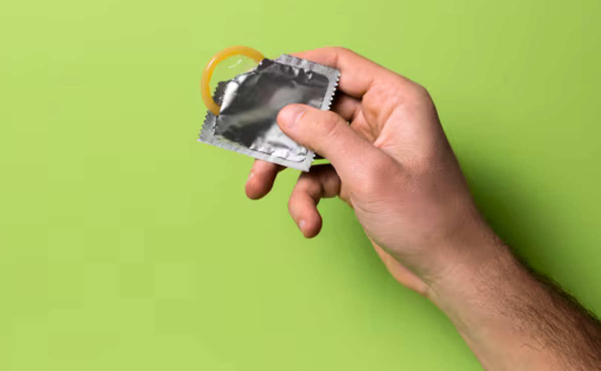 El condón es la barrera más efectiva para prevenir el VIH y otras infecciones de transmisión sexual (ITS). Foto: Especial