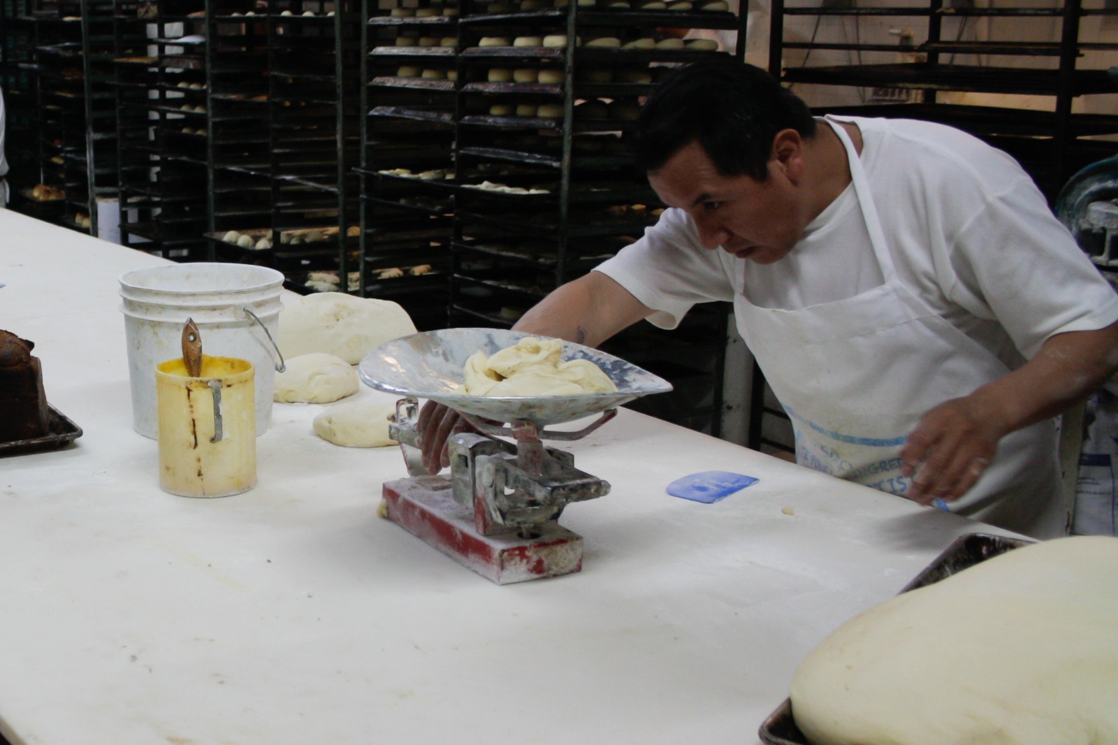 La elaboración del Pan de Muerto o las hojaldras inicia desde la masa. Foto Arturo Hernández