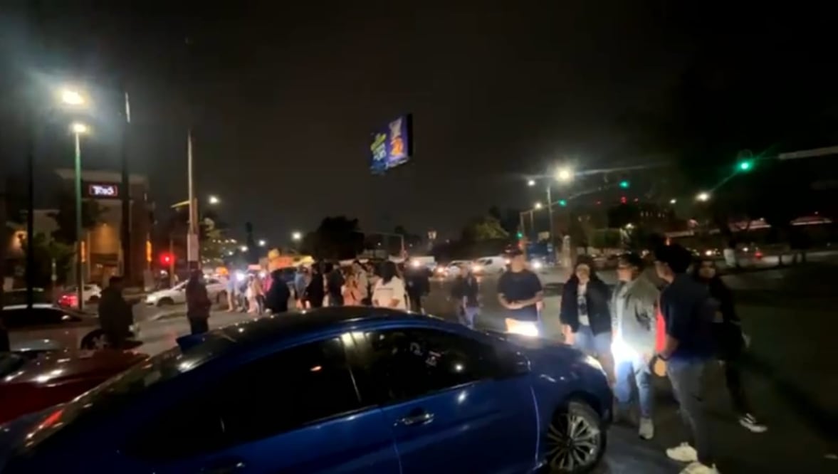 Alumnos y padres de familia del CUDEC tomaron la Avenida Mario Colín en Tlalnepantla para exigir una solución al conflicto interno que paraliza sus trámites académicos. Foto Especial