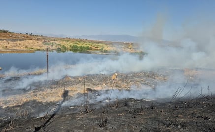 Nezahualcóyotl: Se reaviva incendio de pastizales en Periférico Oriente y la autopista Peñón-Texcoco