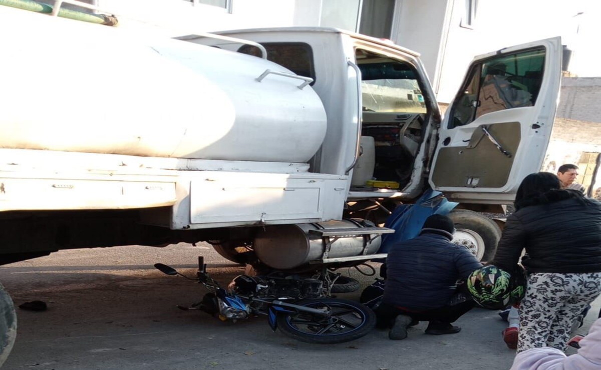 VIDEO: Motociclistas chocan contra pipa en Chalco y salen ilesos