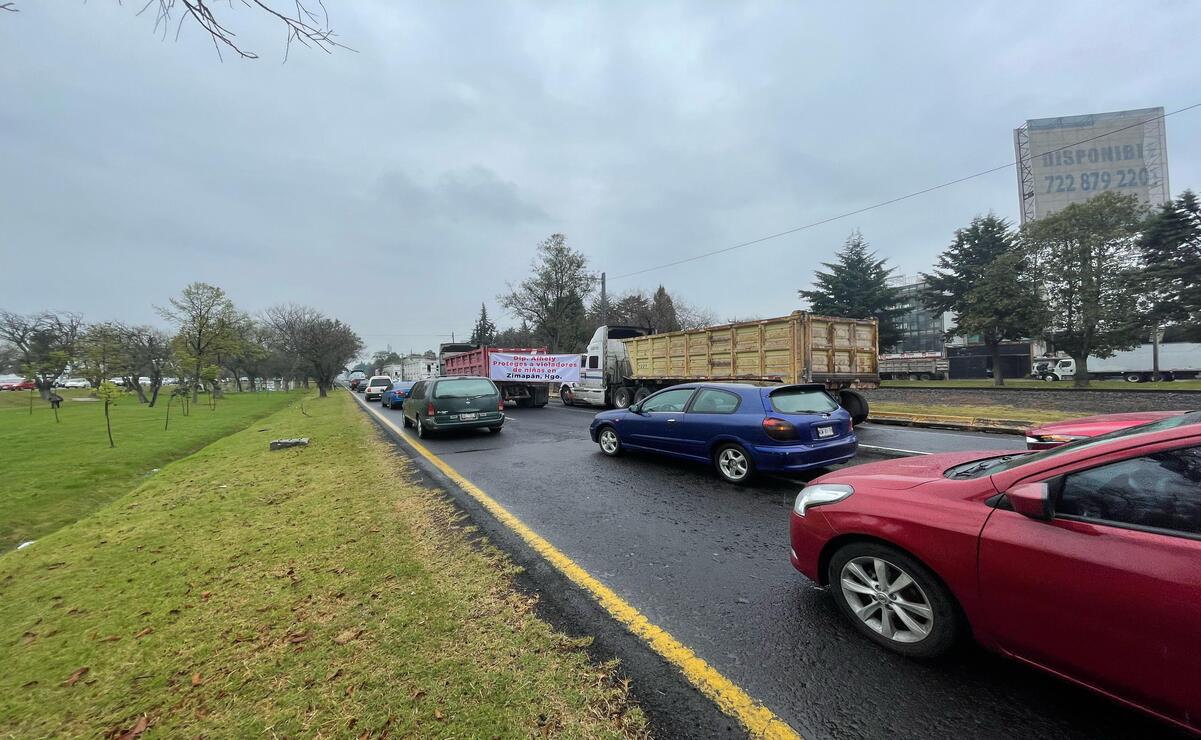 El bloqueo es en ambos sentidos de Paseo Tollocan / Foto Alejandro Vargas