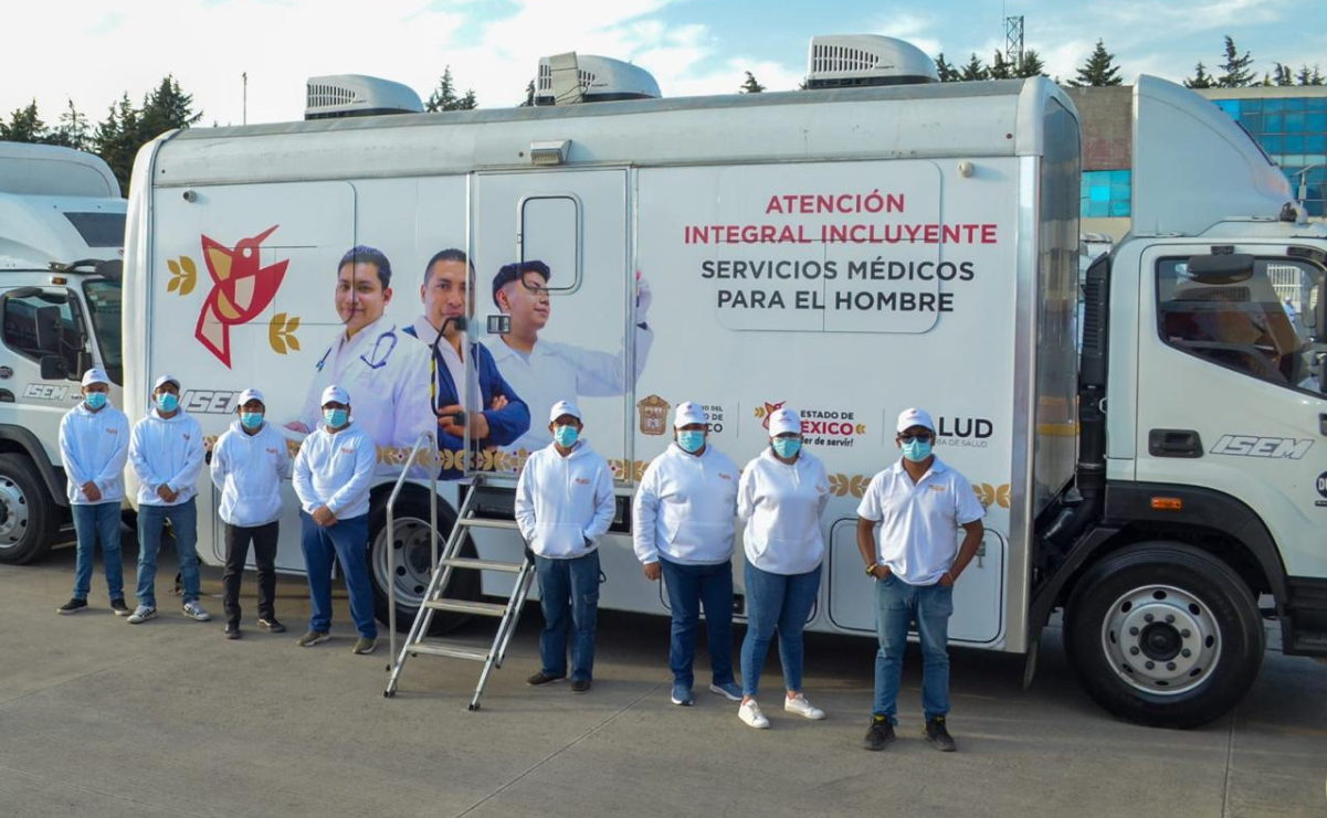 Hombres de todas las edades se benefician de los servicios de salud integral ofrecidos por las caravanas de salud del gobierno del Edomex / Foto: Especial
