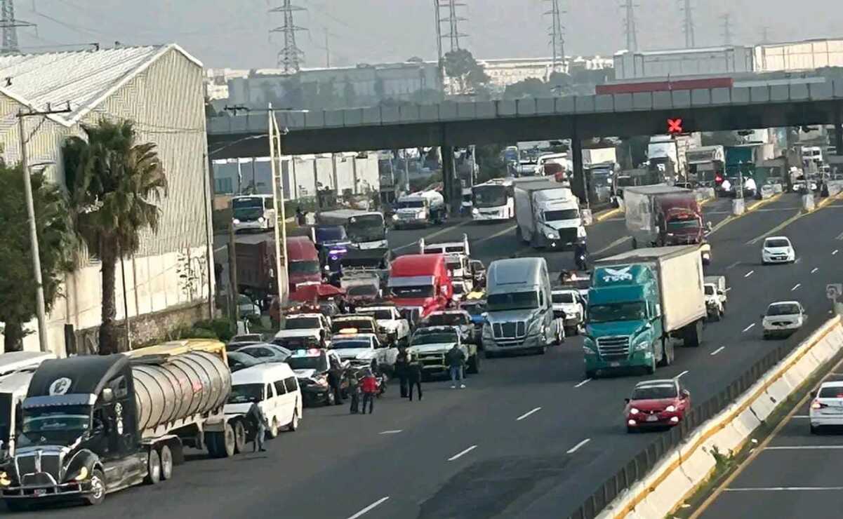Los trasportistas dan el paso a los automovilistas únicamente por un solo carril / Foto Especial