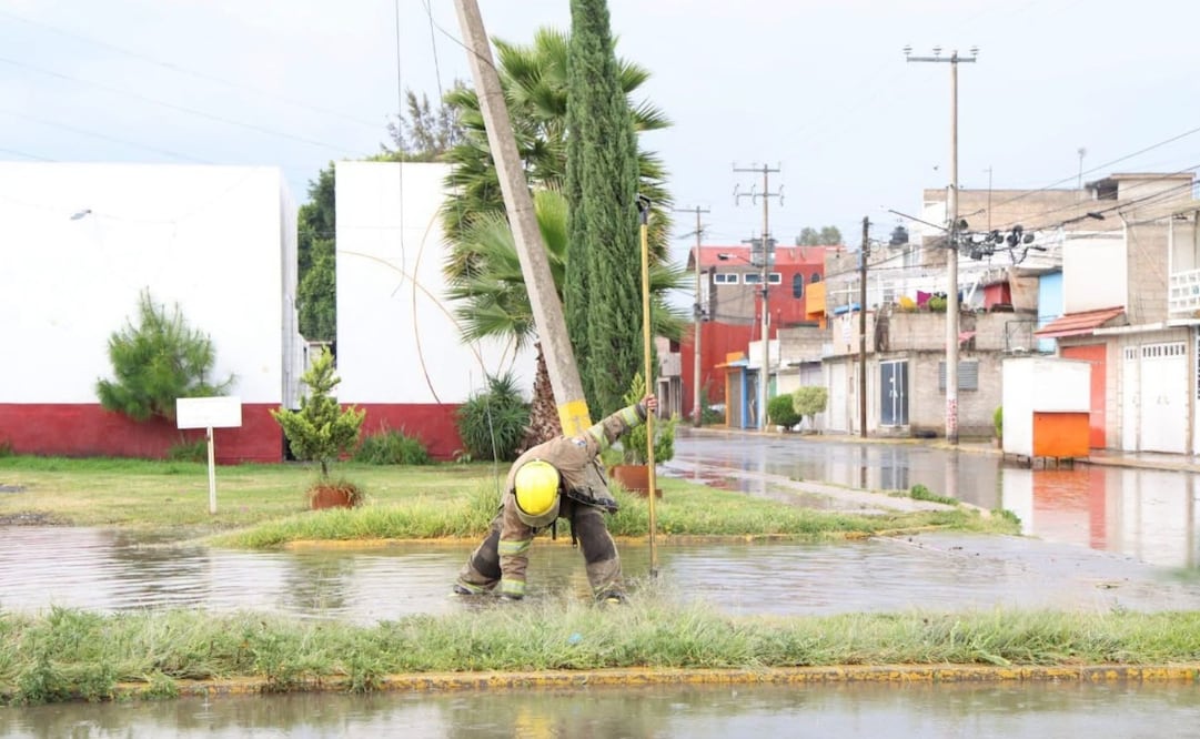 Elementos de Protección Civil y Bomberos realizaron labores para retirar basura y permitir el flujo del agua. Foto especial