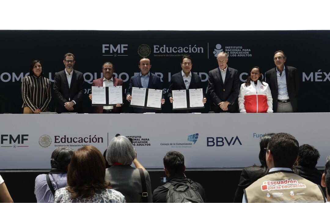 La FMF, SEP e INEA se unen en un convenio histórico para combatir el analfabetismo en México, utilizando el poder del fútbol para llevar la luz del conocimiento a todo el país. Foto: Arturo Hernández