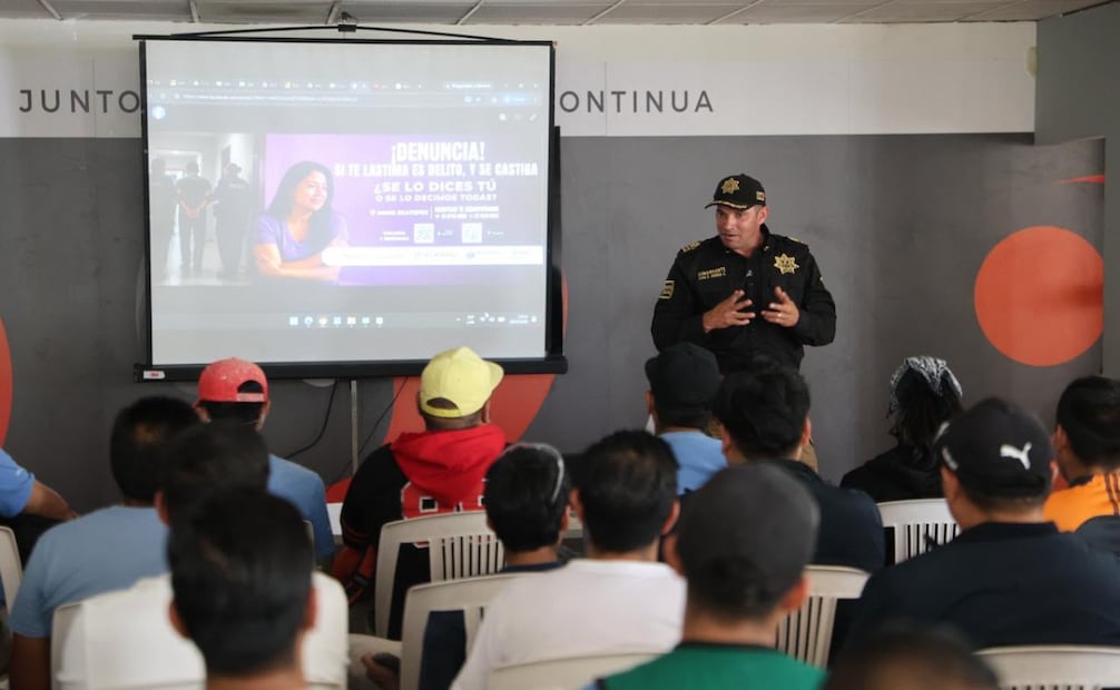 Trabajadores de Grupo Lixil durante la plática de seguridad vial impartida por la subdirección de Tránsito Municipal en Santa Clara Coatitla. Foto Especial