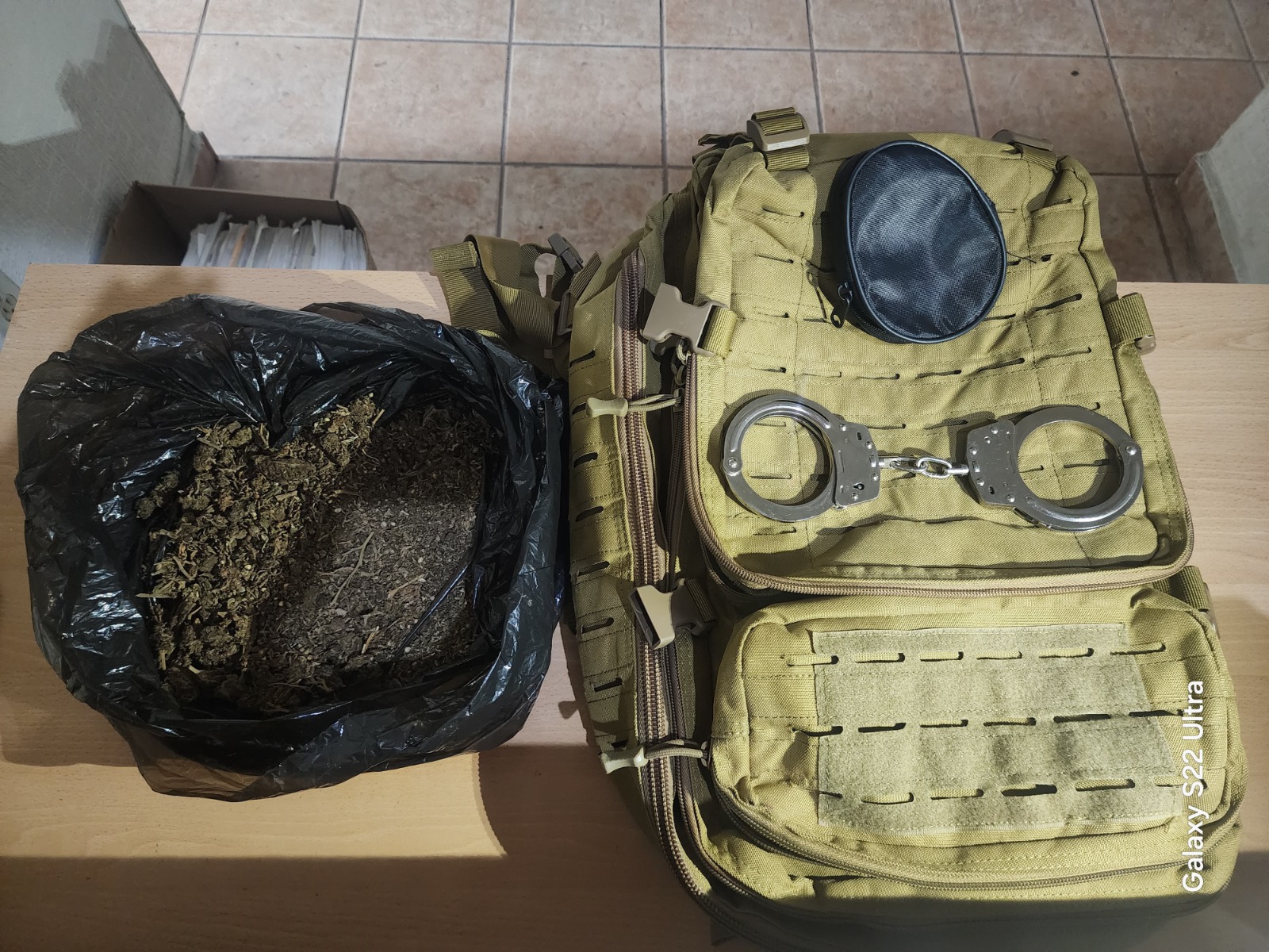 Le decomisaron una bolsa de color negro con hierba verde y seca con las características propias de la marihuana / Foto Especial