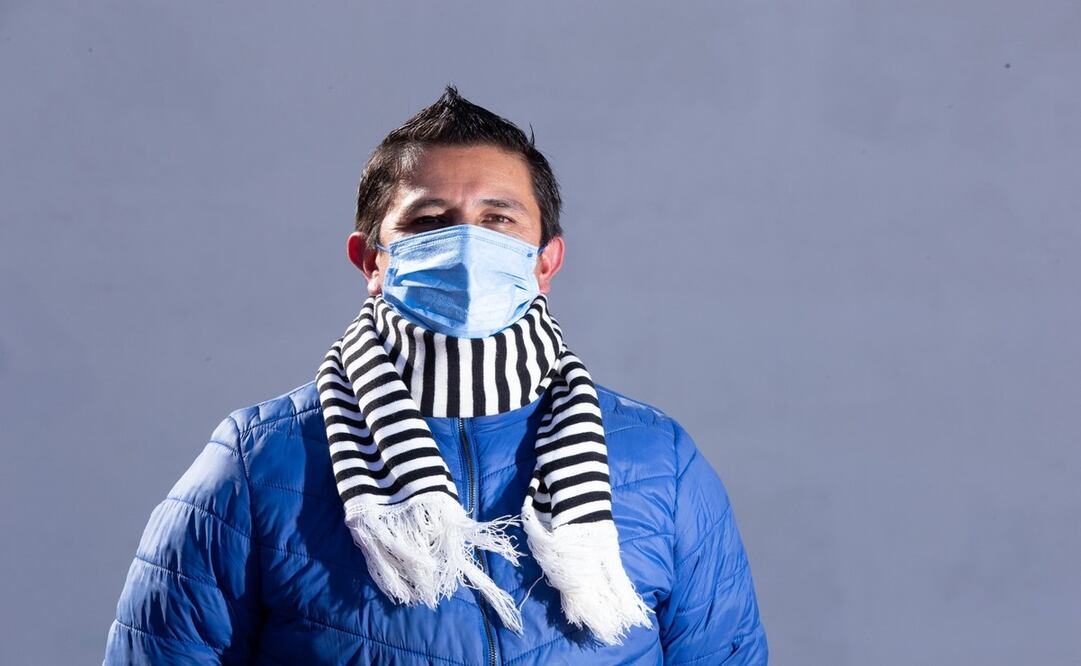 Se recomienda abrigarse por capas, es decir, usar una prenda encima de otra, para aumentar el calor térmico / Foto Especial