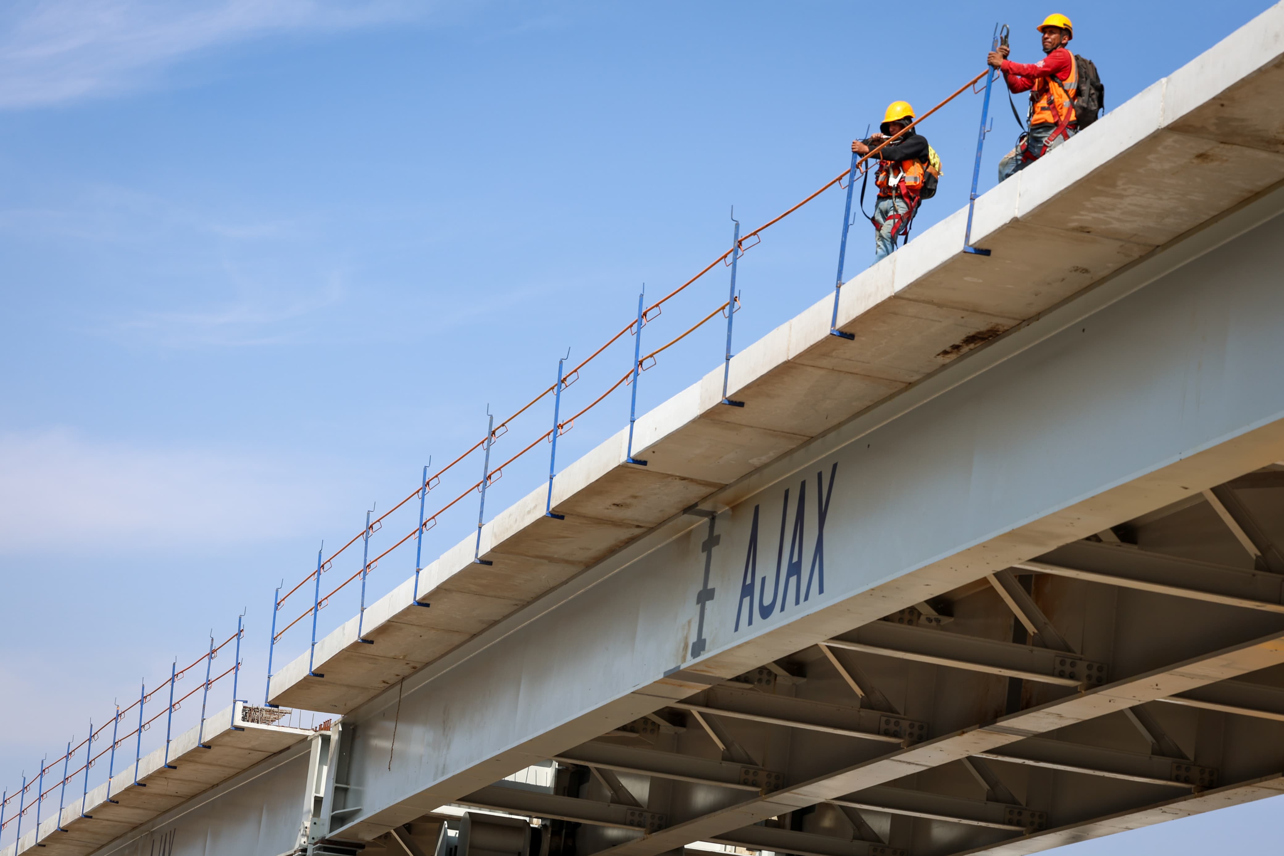 A dos años de iniciadas las obras, el Trolebús Chalco-Santa Martha enfrenta retrasos y sobrecostos que han postergado su inauguración más allá de lo previsto inicialmente. Foto Luis Camacho | El Universal Estado de México