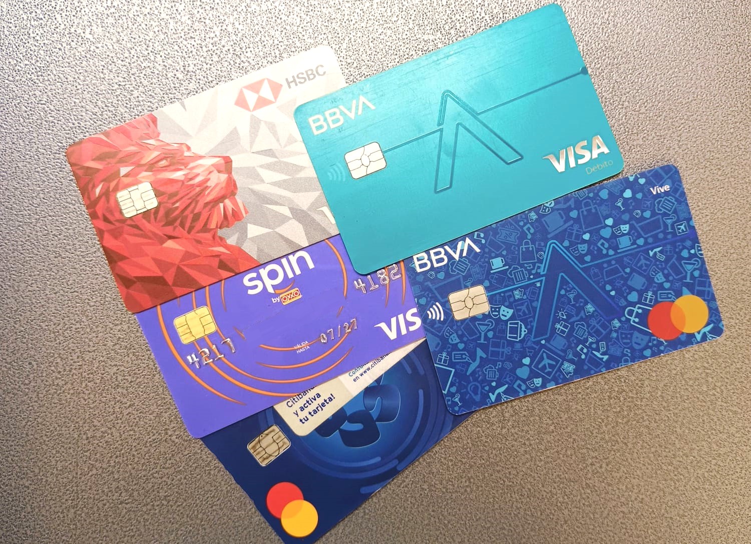 Antes de comprar se deben revisar los términos y condiciones del banco y la tienda. Foto Especial
