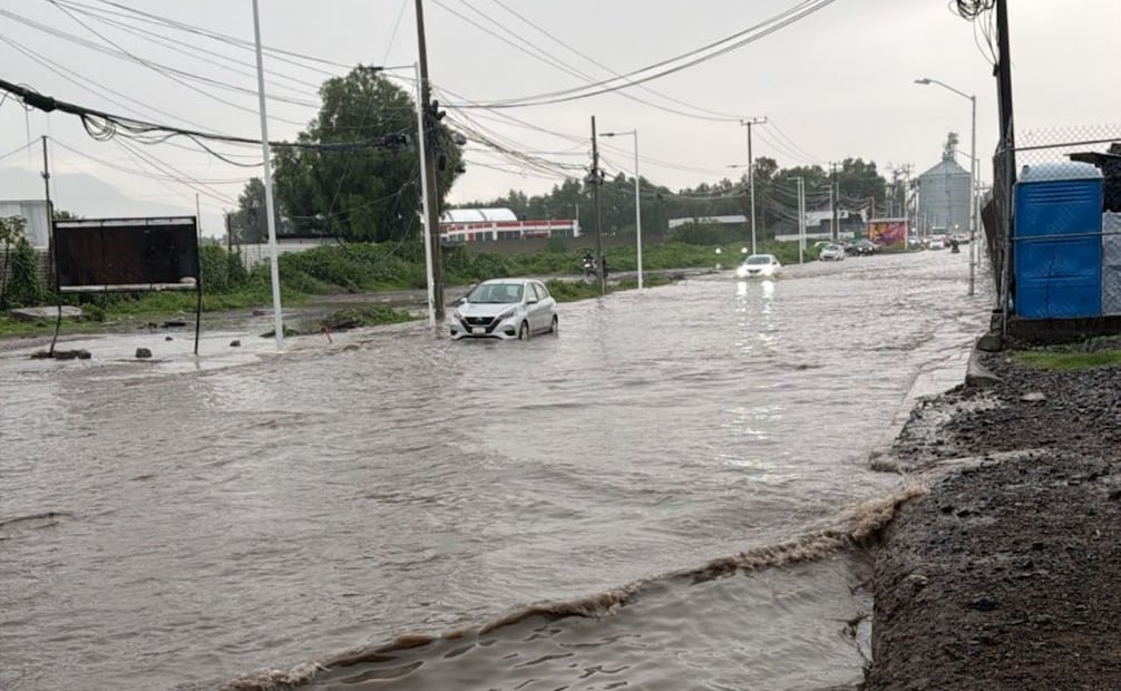 El agua rebasó el nivel de las banquetas en el Boulevard Zarzaparrillas, Coacalco, obligando a los automovilistas a circular en sentido contrario. Foto Especial