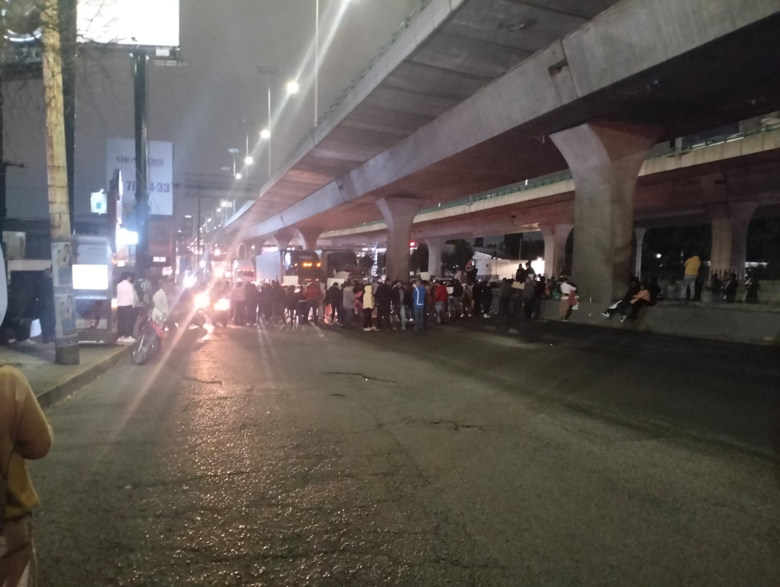 Los manifestantes impidieron la circulación de vehículos en el Periférico Norte. Foto Especial