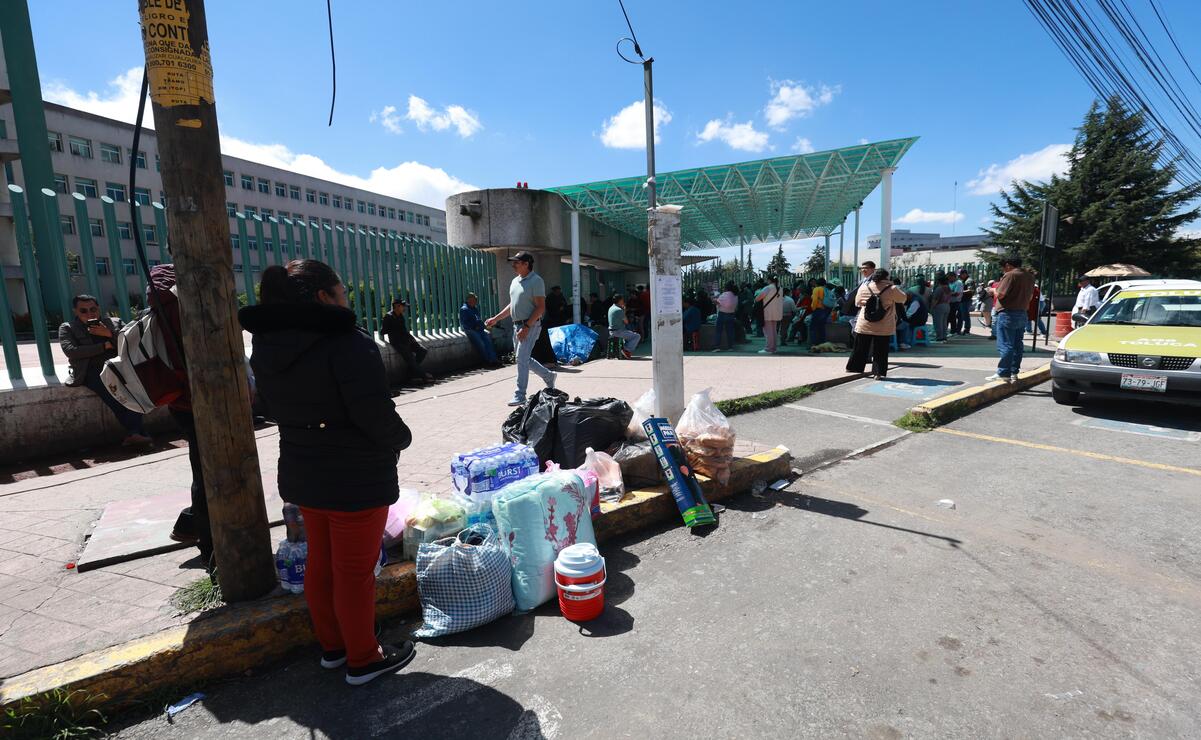 Llegaron al Hospital Adolfo López Mateos en Toluca con agua, medicamentos, cobijas, pan, papel higiénico, comida, entre otros artículos / Foto Alejandro Vargas