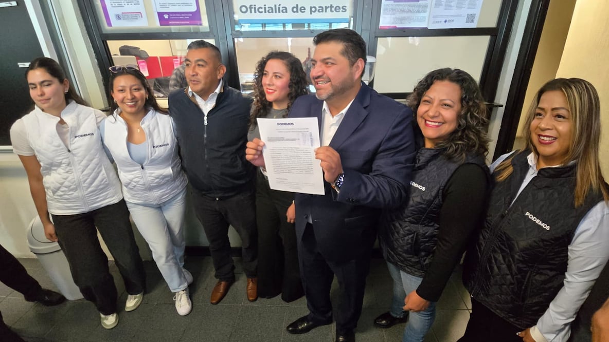 Cristian Campuzano Martínez, presidente estatal de PODEMOS, entregó en la Oficialía de Partes del IEEM la documentación y firmas de 50 mil ciudadanos para constituirse como partido político local. Foto Especial