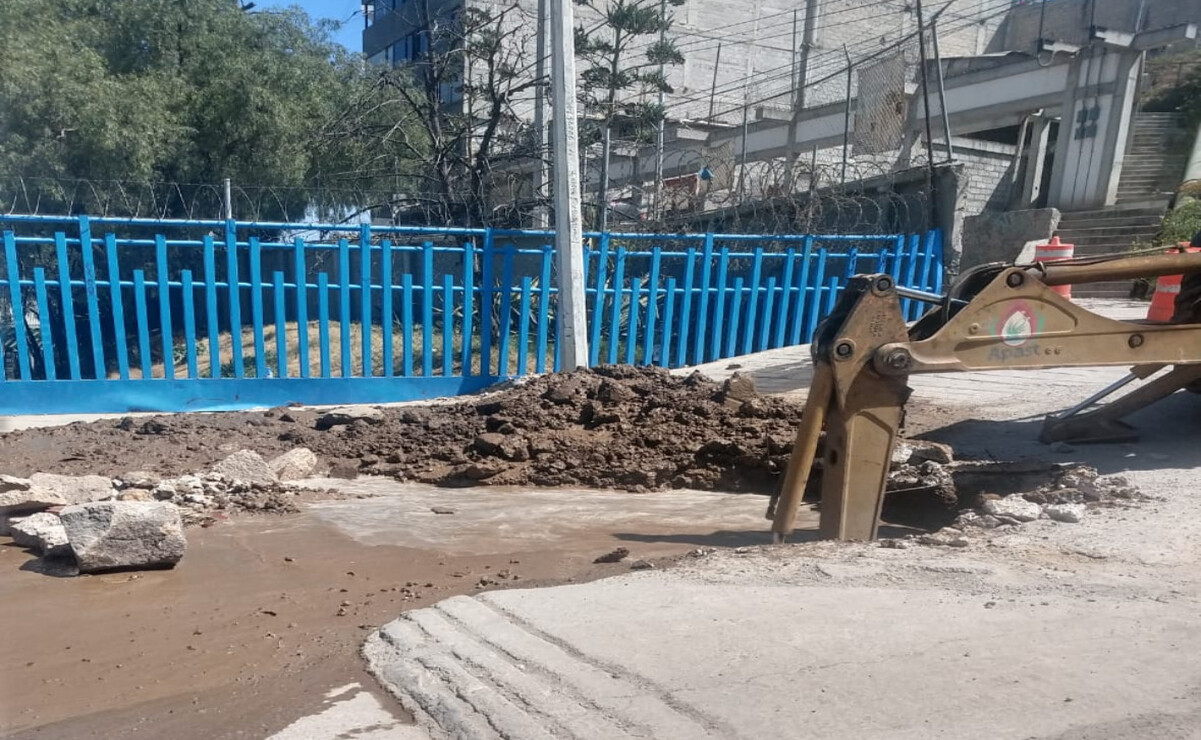 Una cuadrilla del organismo de agua APAST llegó a la Av. Coacalco con maquinaria para realizar los trabajos de reparación de la fuga. Foto: Especial