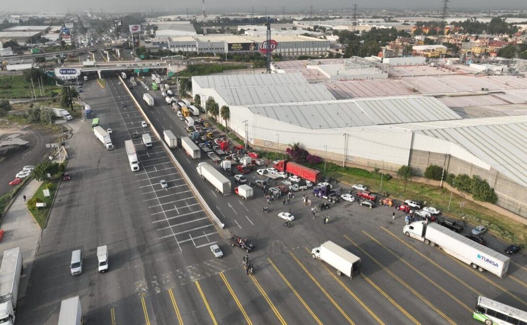 El bloqueo lo realizan transportistas de ACME / Foto Especial