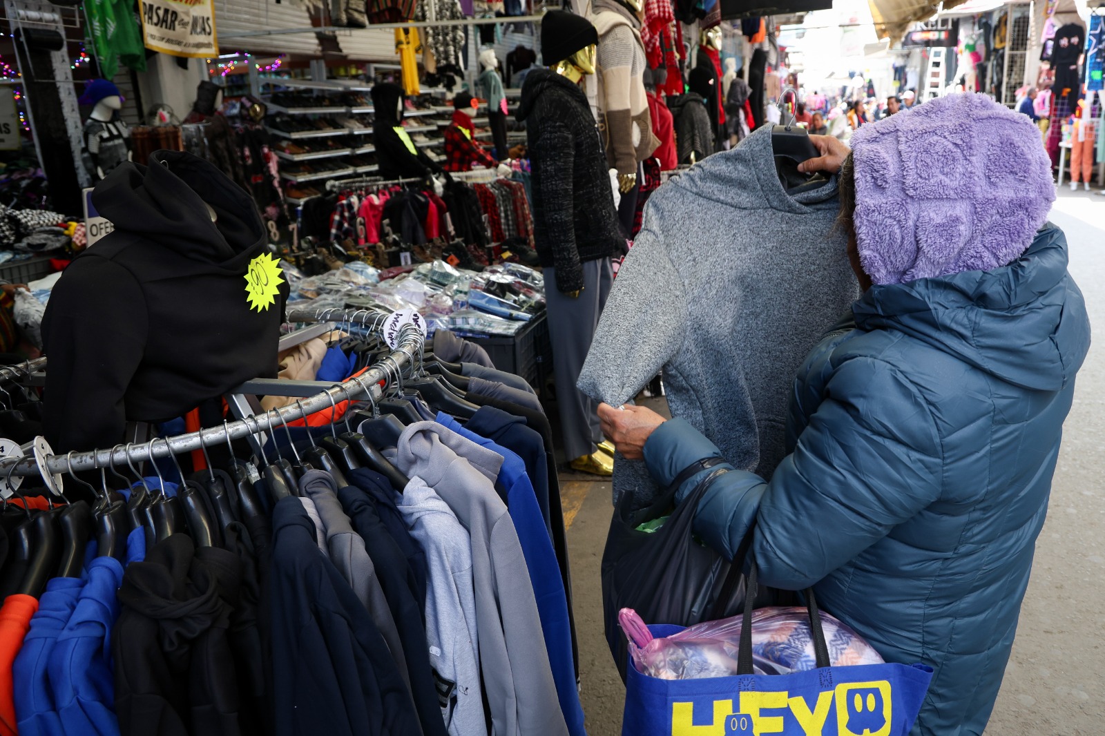 Chiconcuac es uno de los mercado más grandes de ropa. Foto Luis Camacho