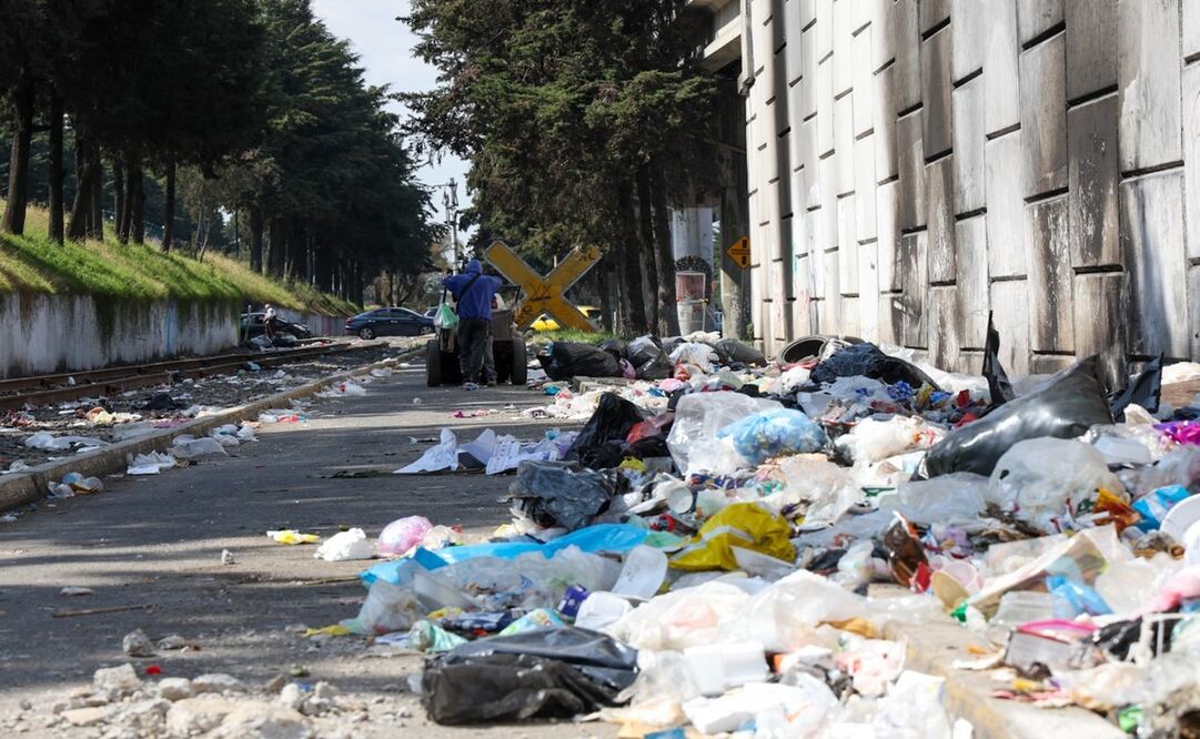Crecen tiraderos clandestinos en Paseo Tollocan / Foto Arturo Hernández
