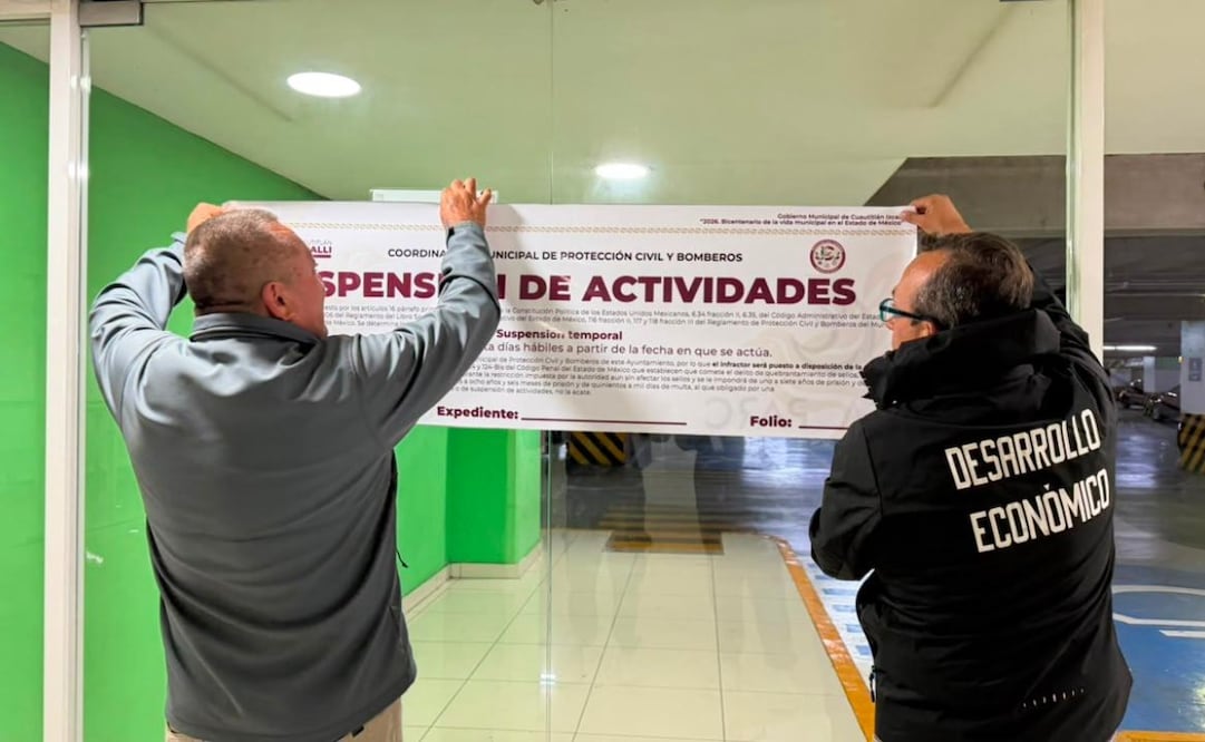 Autoridades de Cuautitlán Izcalli colocaron sellos de suspensión en los accesos de la plaza comercial Luna Parc. Foto Especial