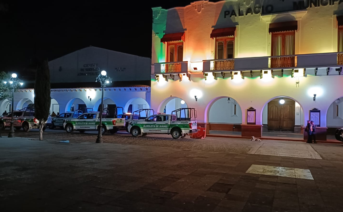 Uniformados de Almoloya se manifiestan ante la falta de respuesta de las autoridades por sus salarios adeudados. Foto: Especial