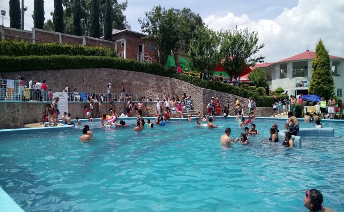 Algunas personas aprovecharon el Sábado de Gloria para darse un chapuzón en las albercas de los balnearios. Foto: Especial