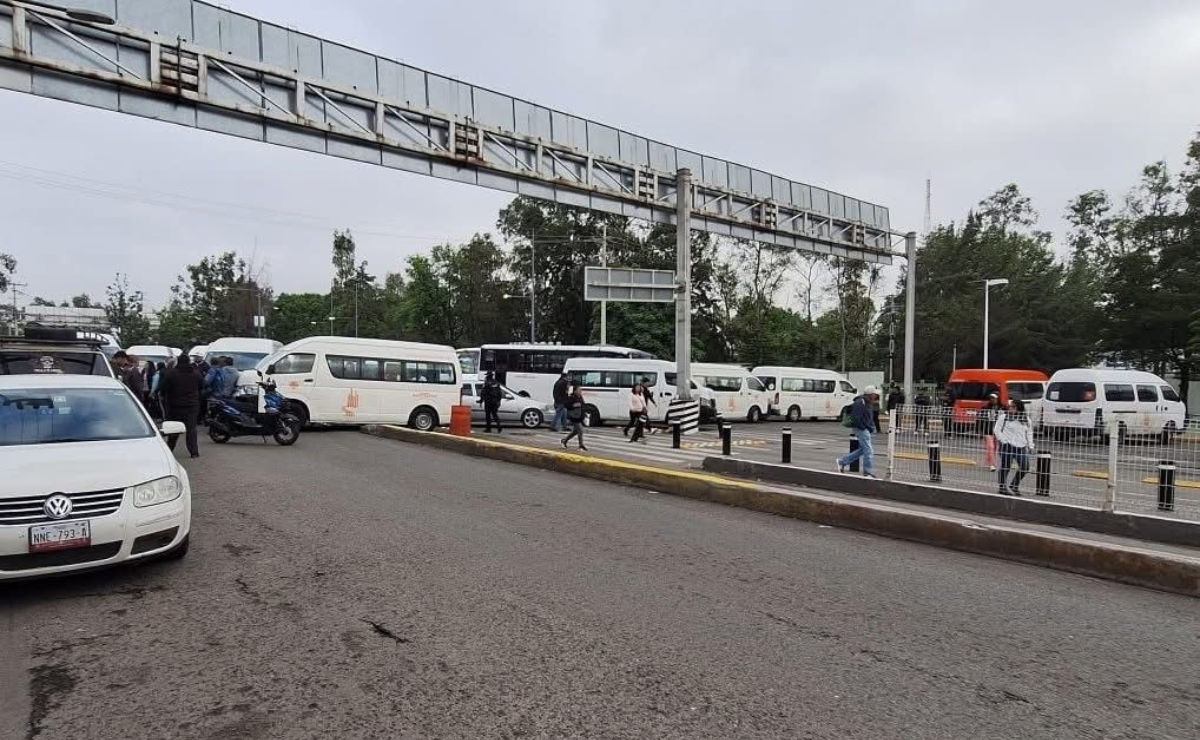 Transportistas bloquearon el Mexipuerto y llegaron a los golpes, exigiendo igualdad de condiciones para sus rutas en Naucalpan. Foto: Especial