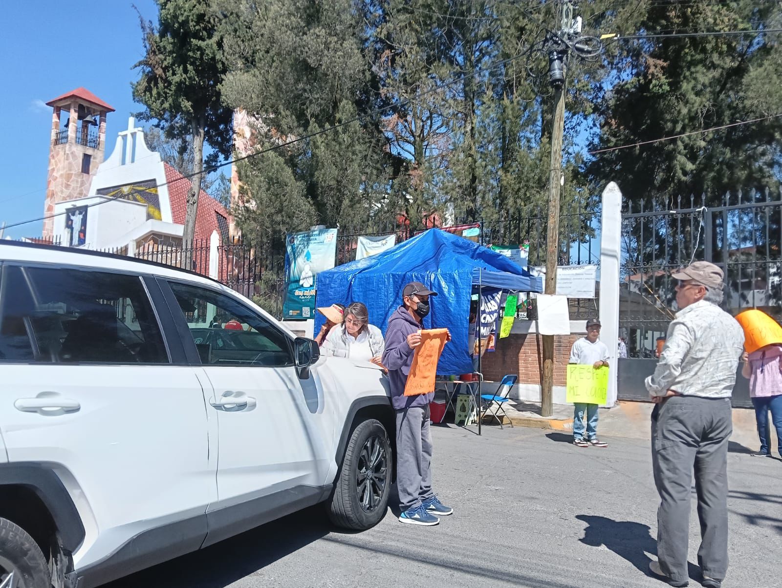 Los habitantes de la colonia Benito Juárez en Toluca impidieron el paso de autobuses urbanos por las principales vías de acceso Foto: Especial