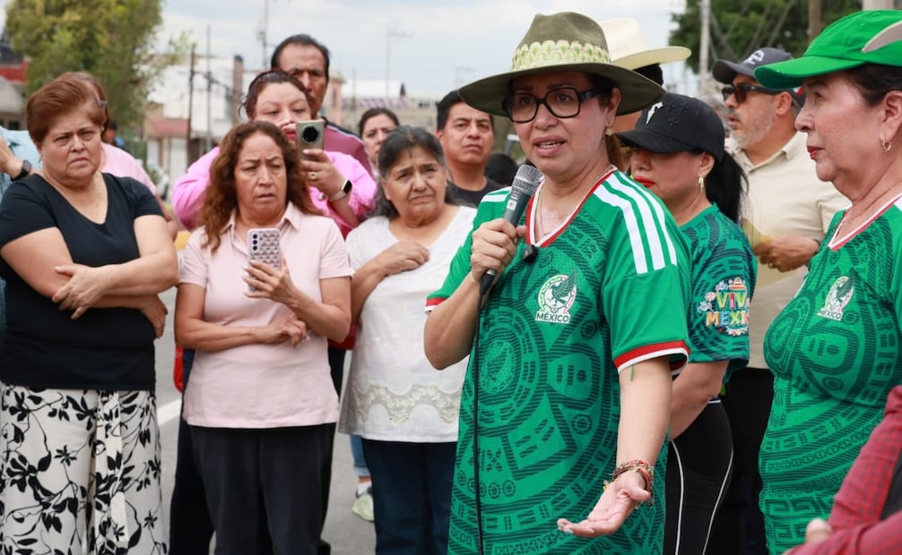 La alcaldesa de Ecatepec, Azucena Cisneros Coss, recorrió junto a vecinos de Ciudad Azteca los 421 metros lineales de vialidad rehabilitada. Foto Especial