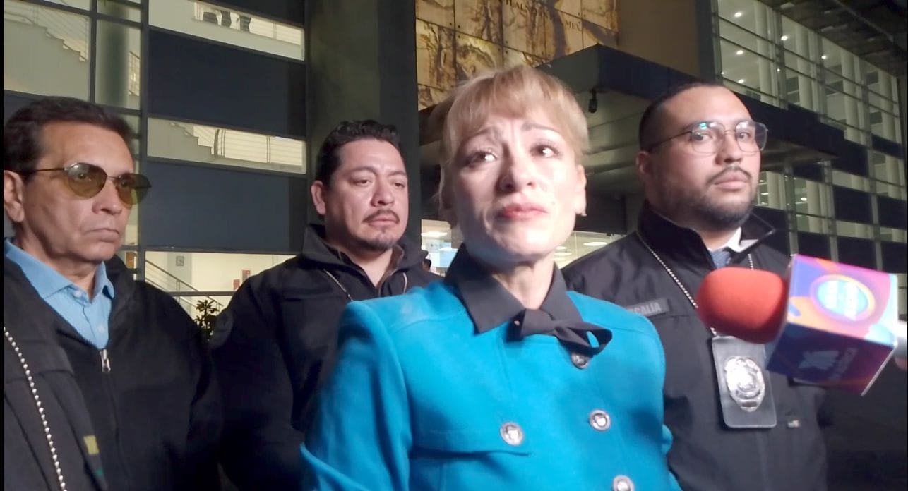 Al salir de los juzgados Edith relató que la madre de Rodolfo la intimidó. Foto Rebeca Jiménez
